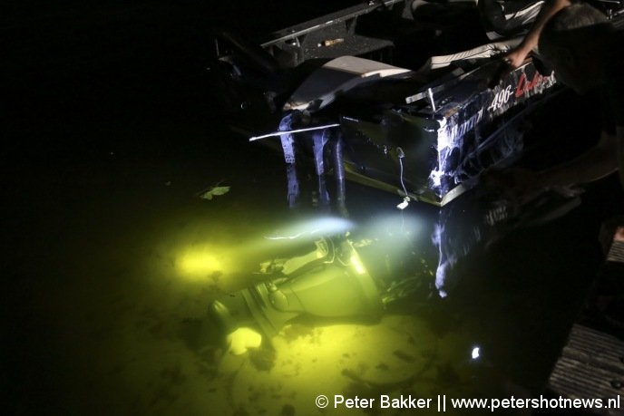 De motor van de overvaren boot ligt op de bodem van de Vinkeveense Plassen