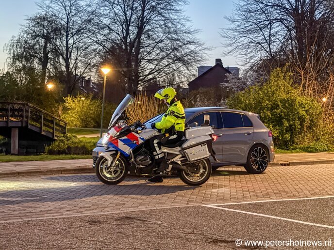 De auto ter hoogte van de hockeyvelden