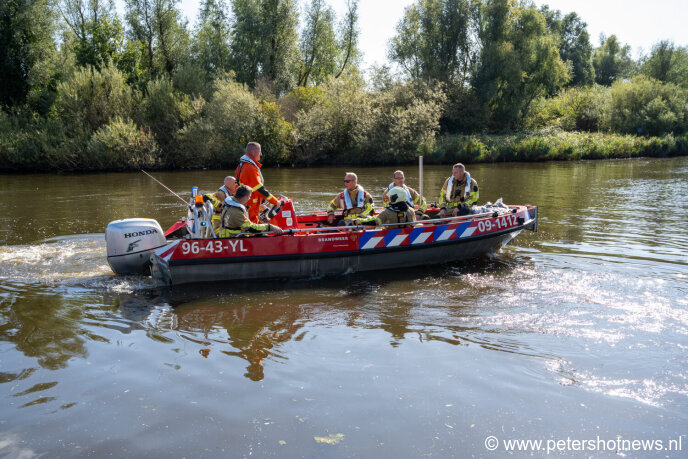De brandweerlieden worden per boot naar de brand gebracht
