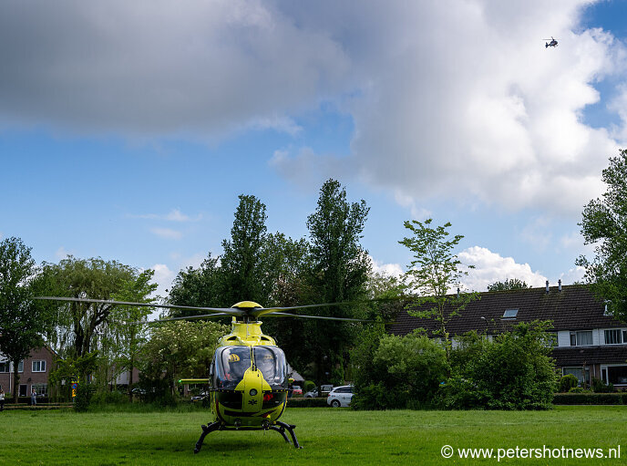 Op de foto vliegt de politiehelikopter ook net voorbij