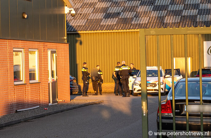 De politie houdt een verdachte aan op het terrein.