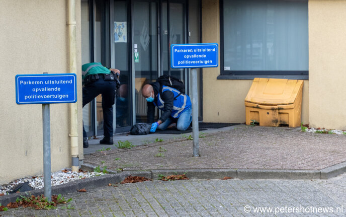 Het team explosieven verkenning doet onderzoek bij het pakketje