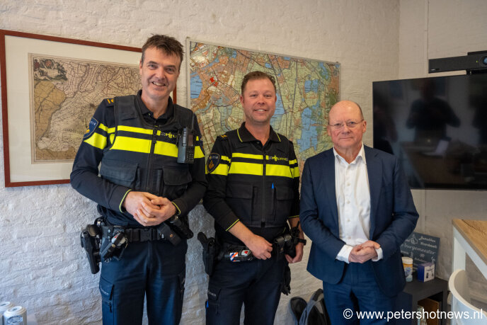 V.l.n.r. Teamchefs politie, Eric van Heumen, Thijs Leyenaar, burgemeester Maarten Divendal.