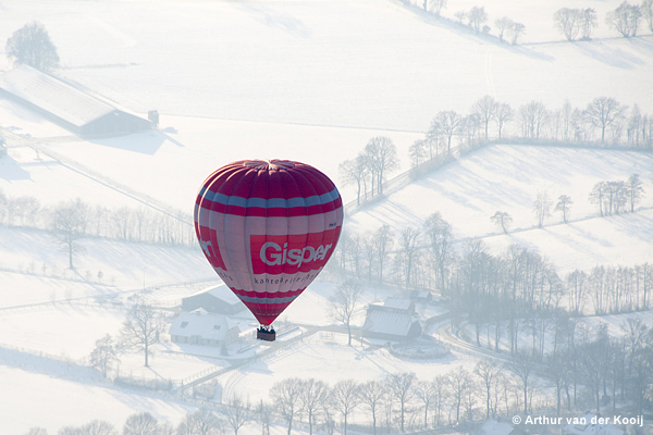 Luchtfoto luchtballonnen sneeuw Arthur van der Kooij